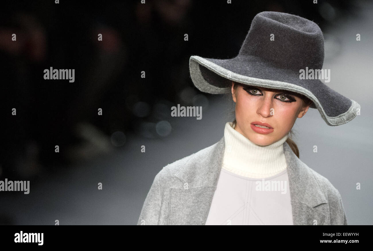 Tali Lennox, fille modèle de la chanteuse Annie Lennox, présente un design de mode de marque Marc Cain à la Mercedes-Benz Fashion Week à Berlin, Allemagne, 20 janvier 2015. La Berlin Fashion Week présente fashion designes pour la prochaine saison automne/hiver 2015. Photo : Bernd von Jutrczenka/dpa Banque D'Images