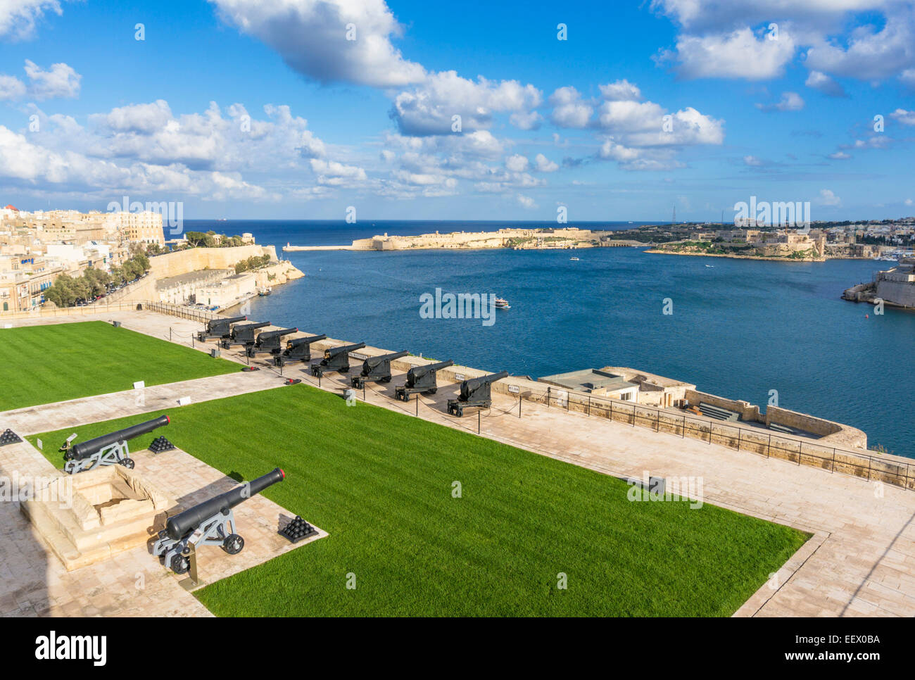 Jardins Barrakka supérieur et en saluant avec vue sur le Grand Port de la batterie La Valette Malte eu Europe Banque D'Images