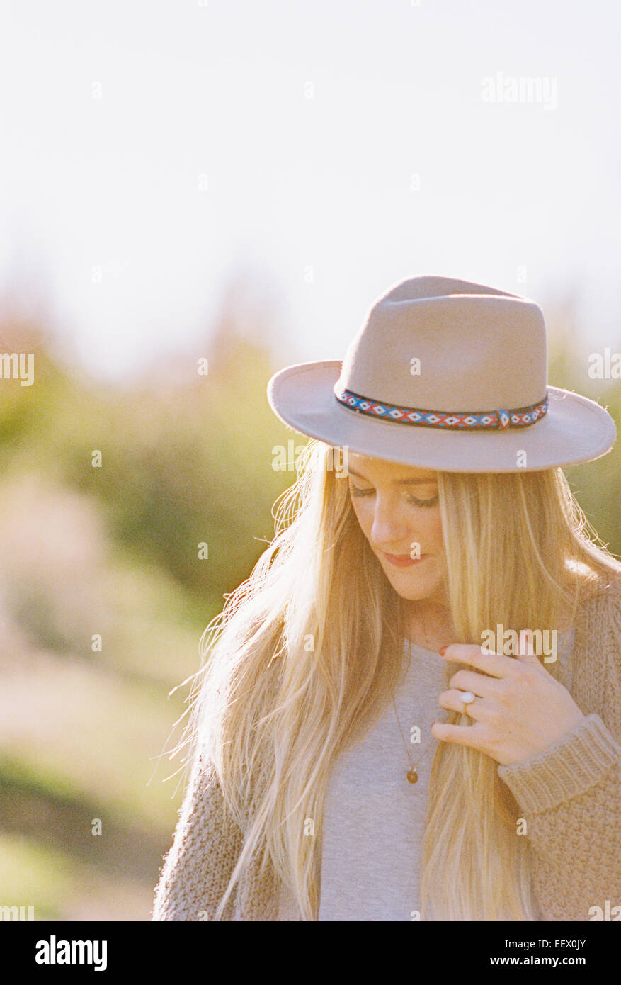 Femme avec de longs cheveux blonds, portant un chapeau. Banque D'Images