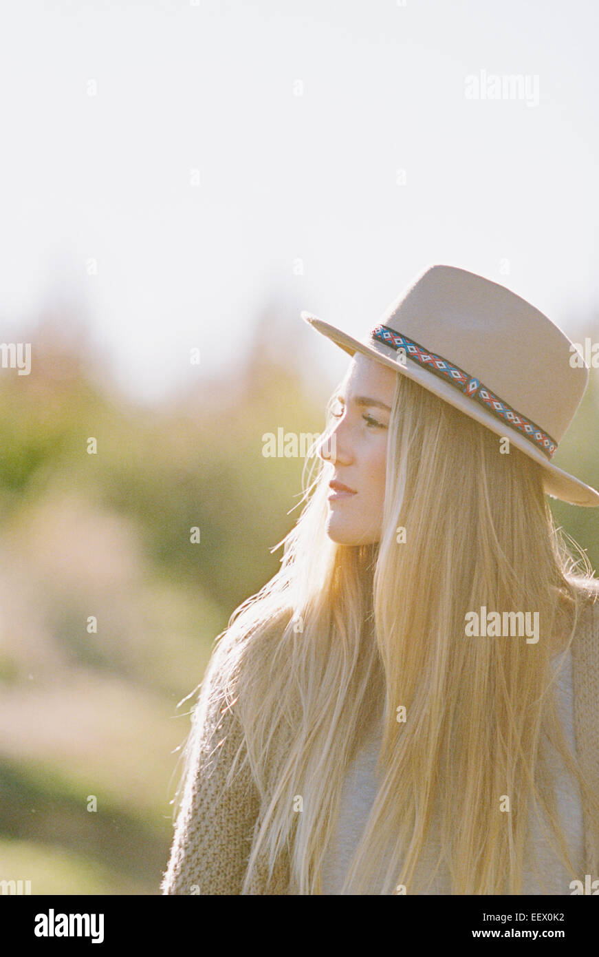 Femme avec de longs cheveux blonds, portant un chapeau. Banque D'Images