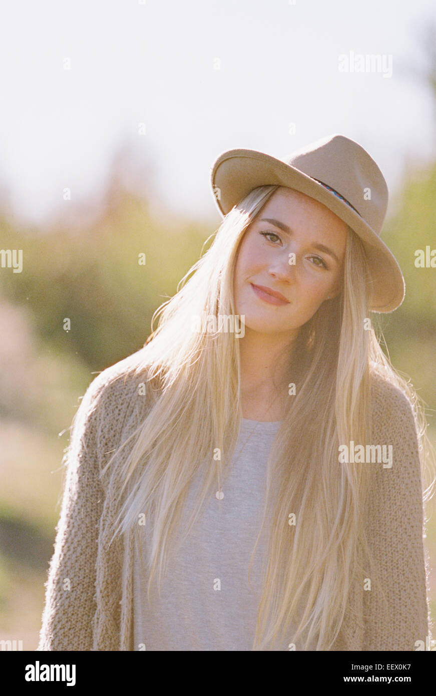Femme avec de longs cheveux blonds, portant un chapeau. Banque D'Images