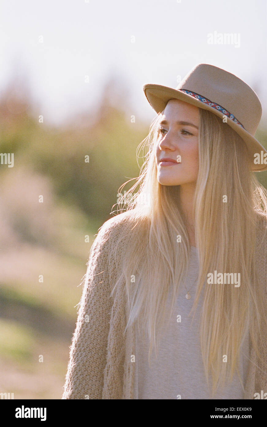 Femme avec de longs cheveux blonds, portant un chapeau. Banque D'Images