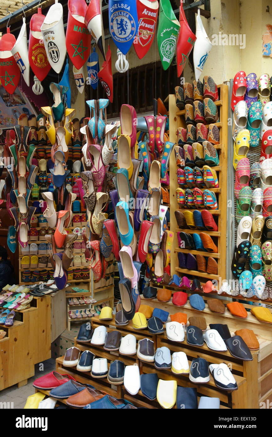 Cuir marocain sur la vente de chaussures dans la boutique de souvenirs,  Fès, Maroc Photo Stock - Alamy