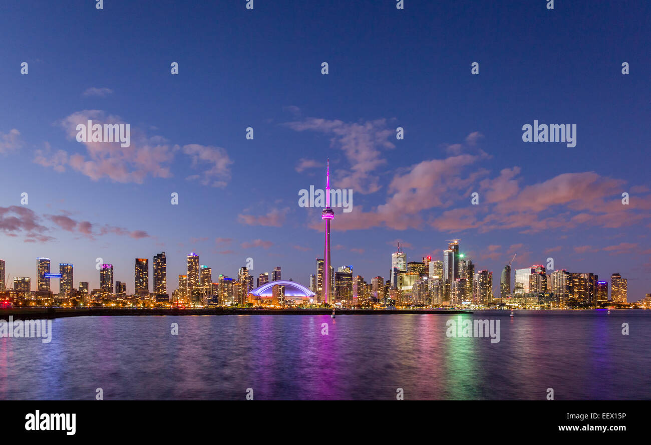 Ville de Toronto avec une réflexion sur l'eau de Toronto Islands au crépuscule. Banque D'Images