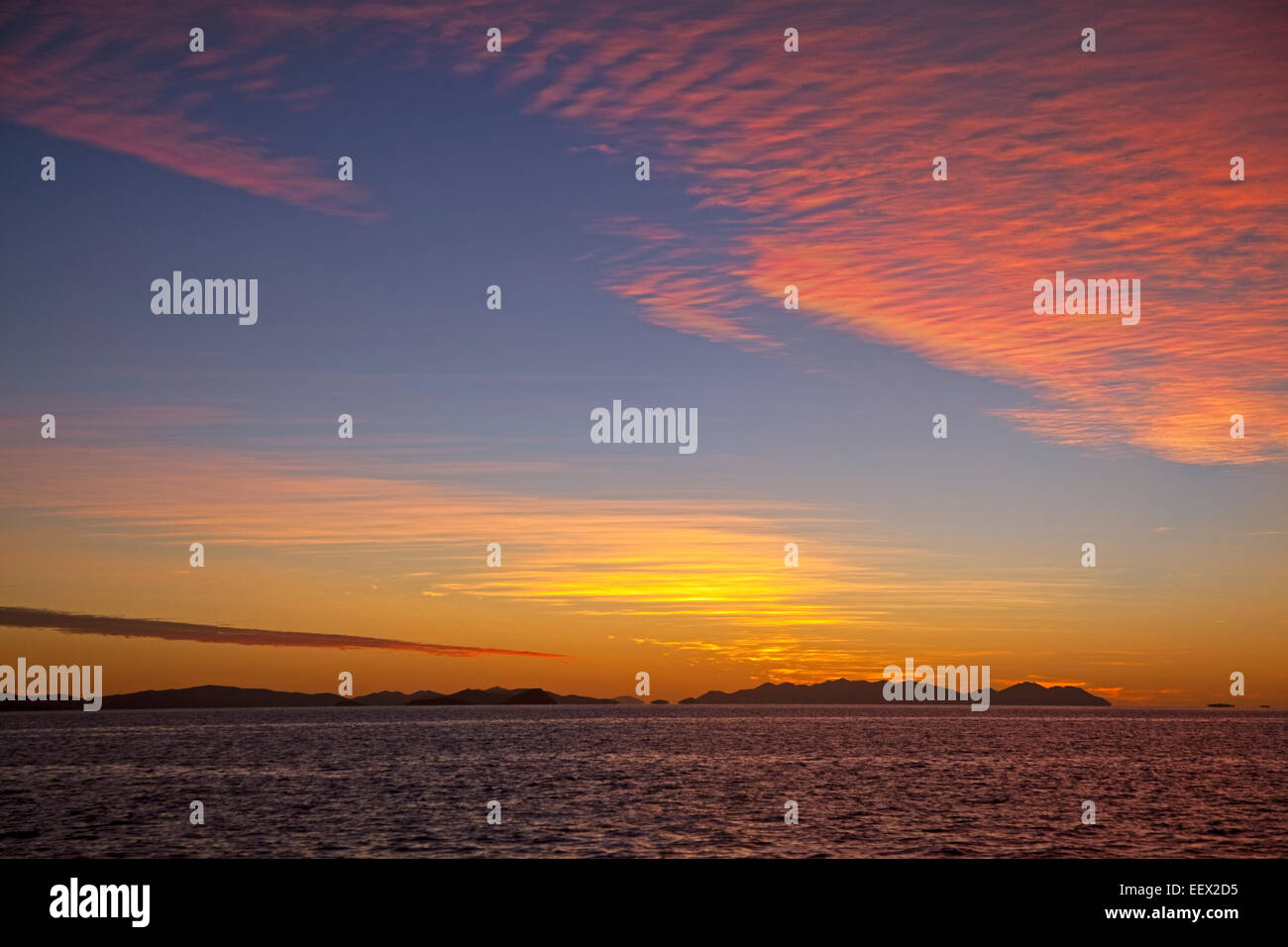 Coucher de soleil sur le maquereau Whitsunday Islands dans la mer de Corail, Queensland, Australie Banque D'Images