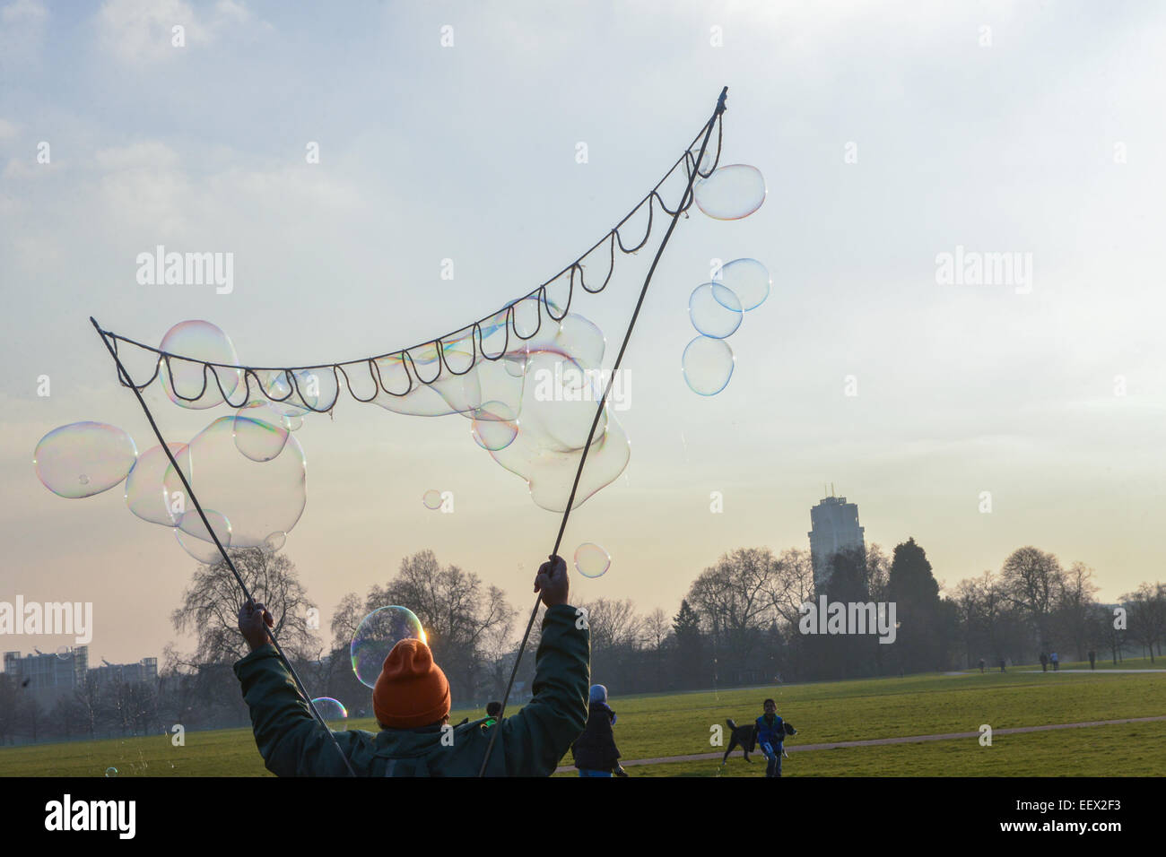 Hyde Park, London, UK. 22 janvier 2015. Richard Shaw crée des bulles de savon au coucher du soleil un jour froid de Hyde Park, Londres. Crédit : Matthieu Chattle/Alamy Live News Banque D'Images