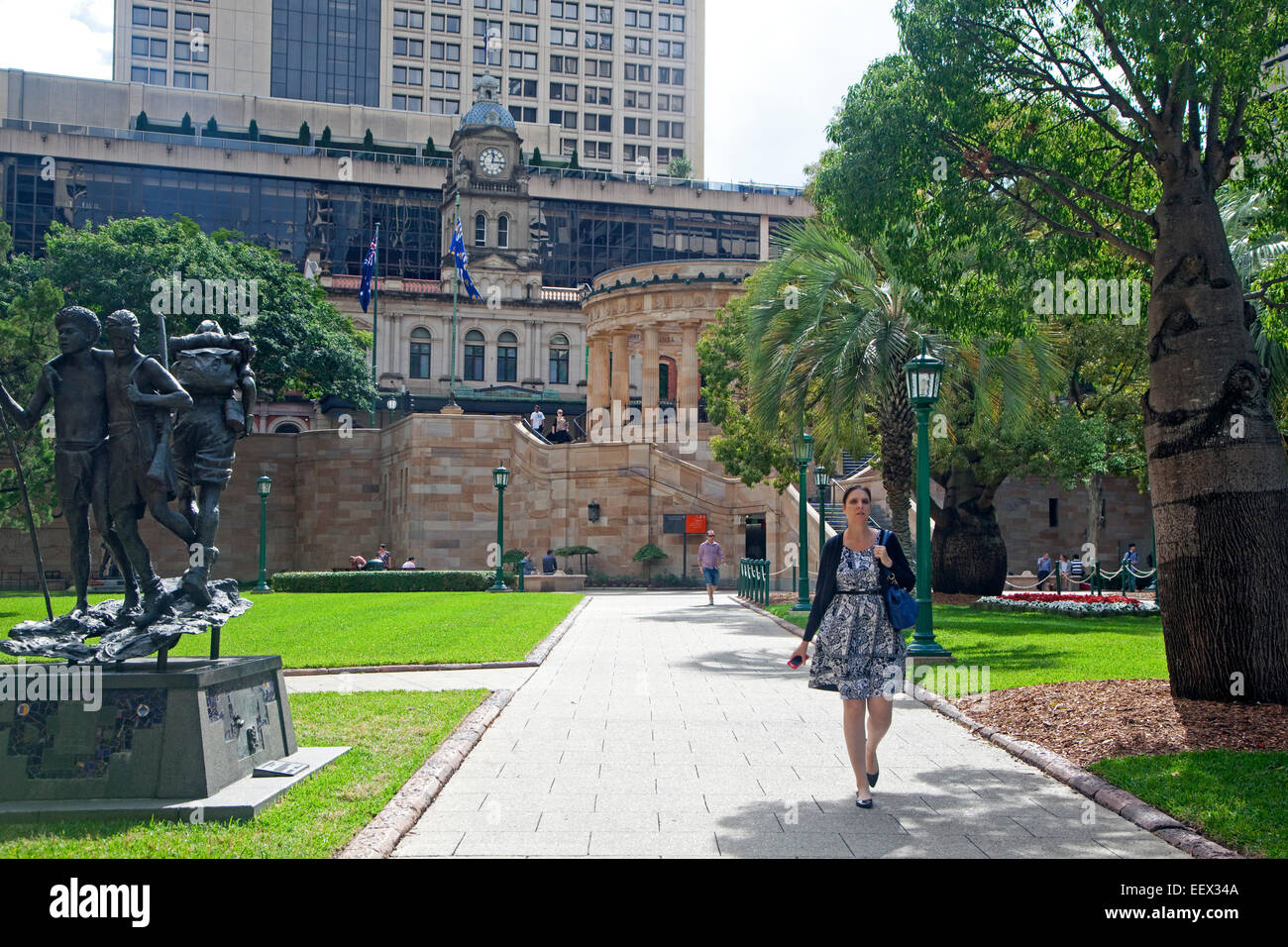 La gare centrale et d'une femme marche à travers city park dans le centre de Brisbane, capitale du Queensland, Australie Banque D'Images