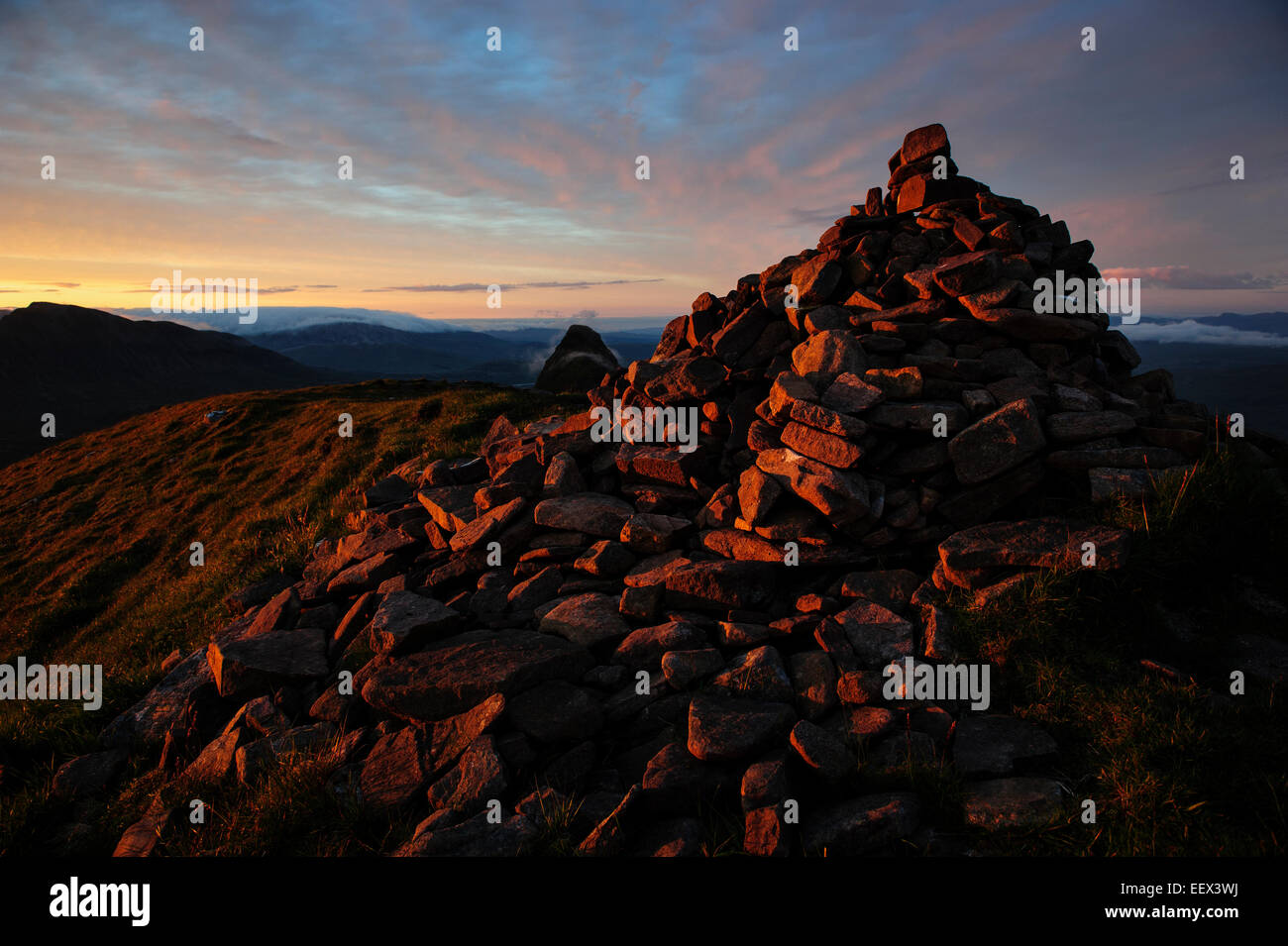 Vue d'un cairn au sommet de la montagne Suilven au lever du soleil, Ecosse, Royaume-Uni. Banque D'Images