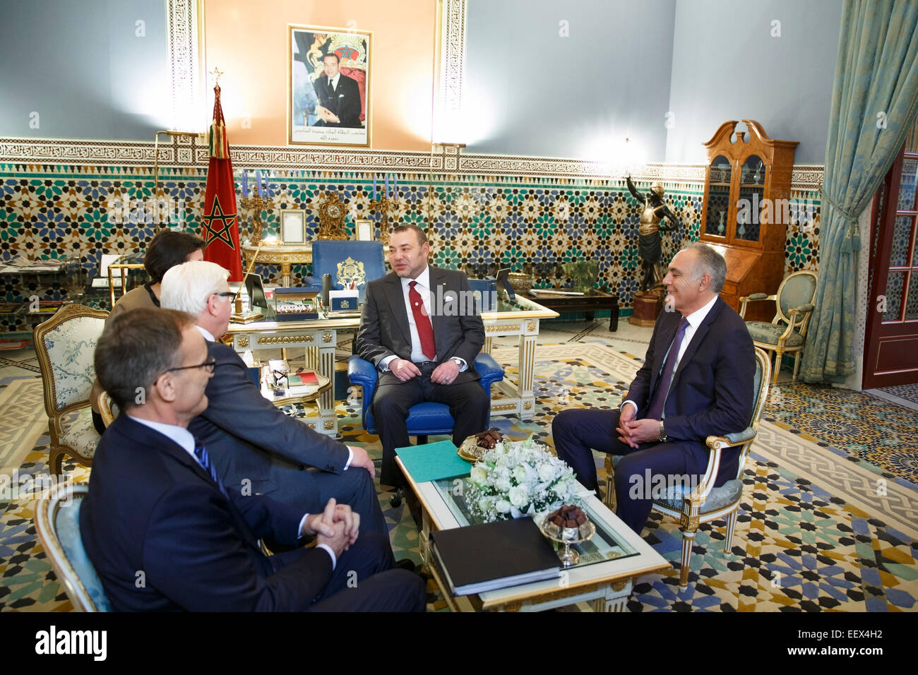 Document - Bundesaußenminister Frank-Walter Steinmeier (2VL), SPD, trifft am 22.01.2015 in Marrakesch den marokkanischen Koenig Mohammed VI. (M). Foto : Thomas Trutschel/photothek.net Banque D'Images