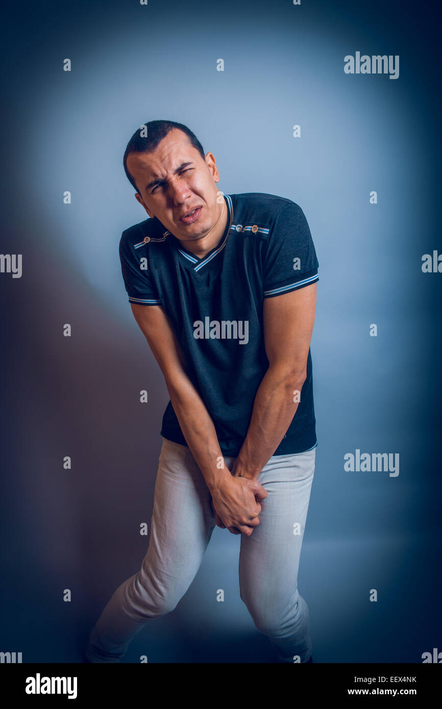 Tman apparence européenne brunet appuyé sur ses mains pour Banque D'Images