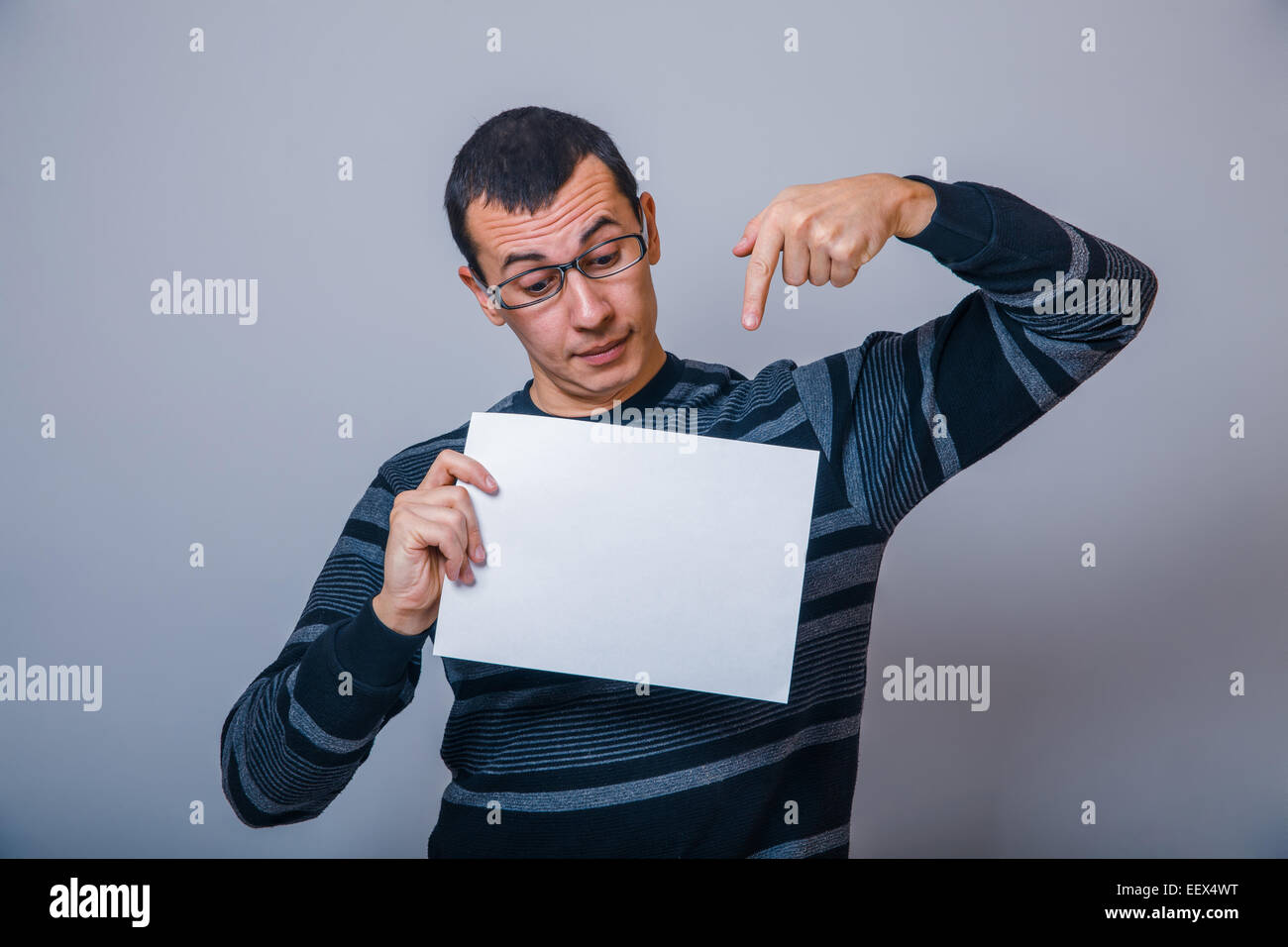 Homme à l'Européen de 30 ans avec des lunettes montre un shee Banque D'Images