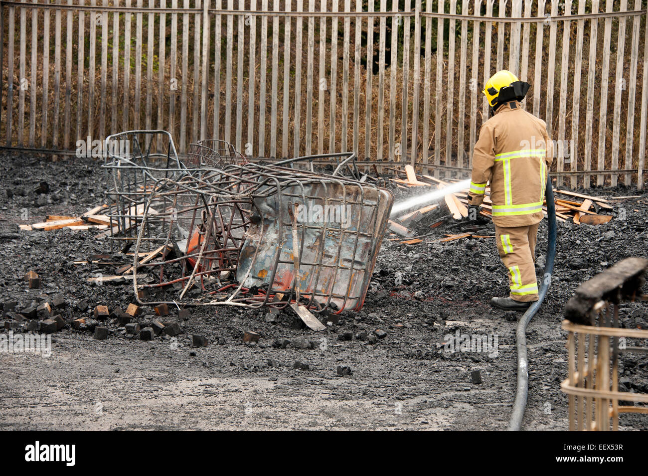 Amortissement pompier brûlé vers le bas feu braises arson Banque D'Images