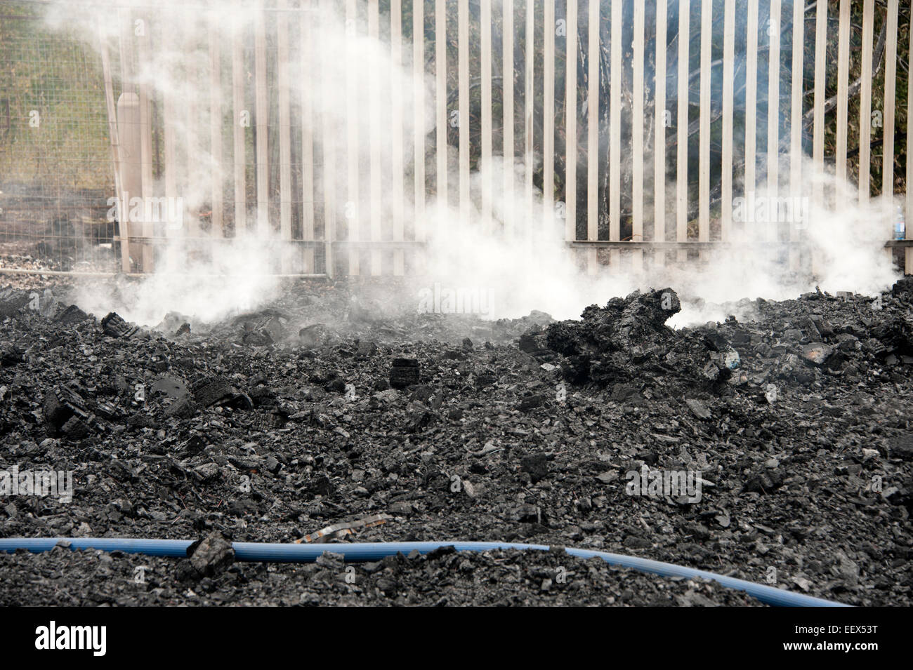 Braises couvant feu de bois bois d'incendie criminel Banque D'Images