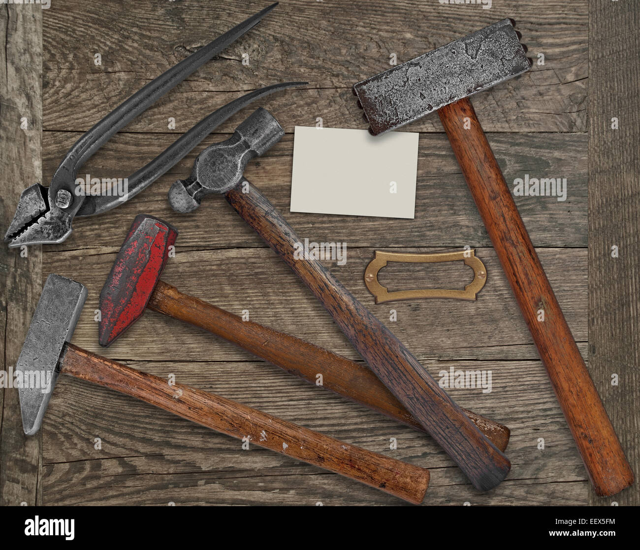 Vintage le forgeron ou outils ferronnerie sur banc en bois, plaque vierge  et carte de visite pour votre texte Photo Stock - Alamy