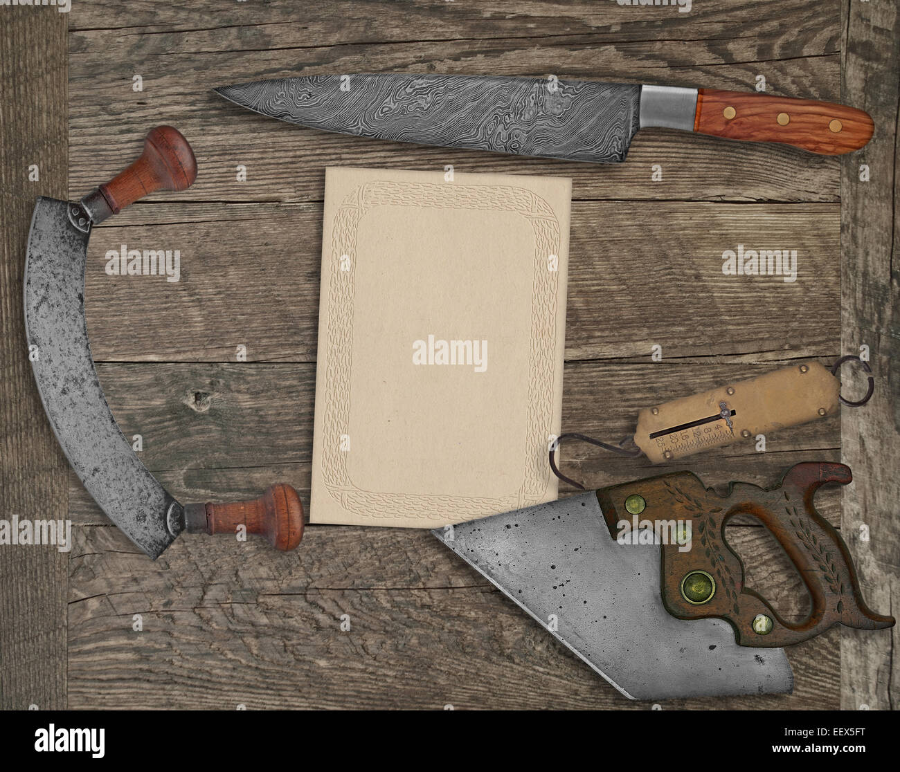 Les couteaux de cuisine et ustensiles vintage sur planche de bois, carte vierge pour votre texte Banque D'Images