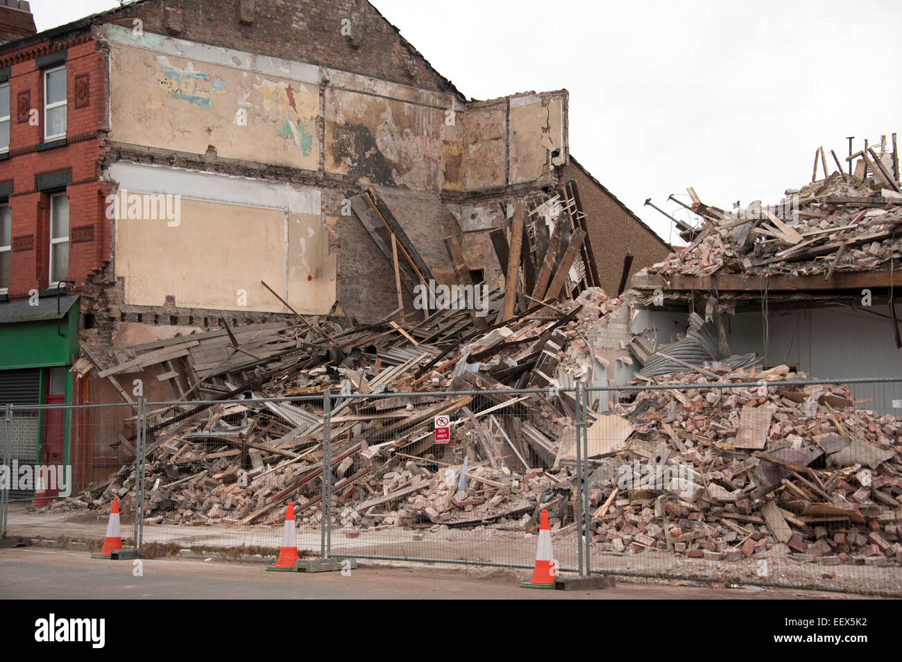 L'effondrement des bâtiments Boutique Appartements secours incendie Structure Banque D'Images