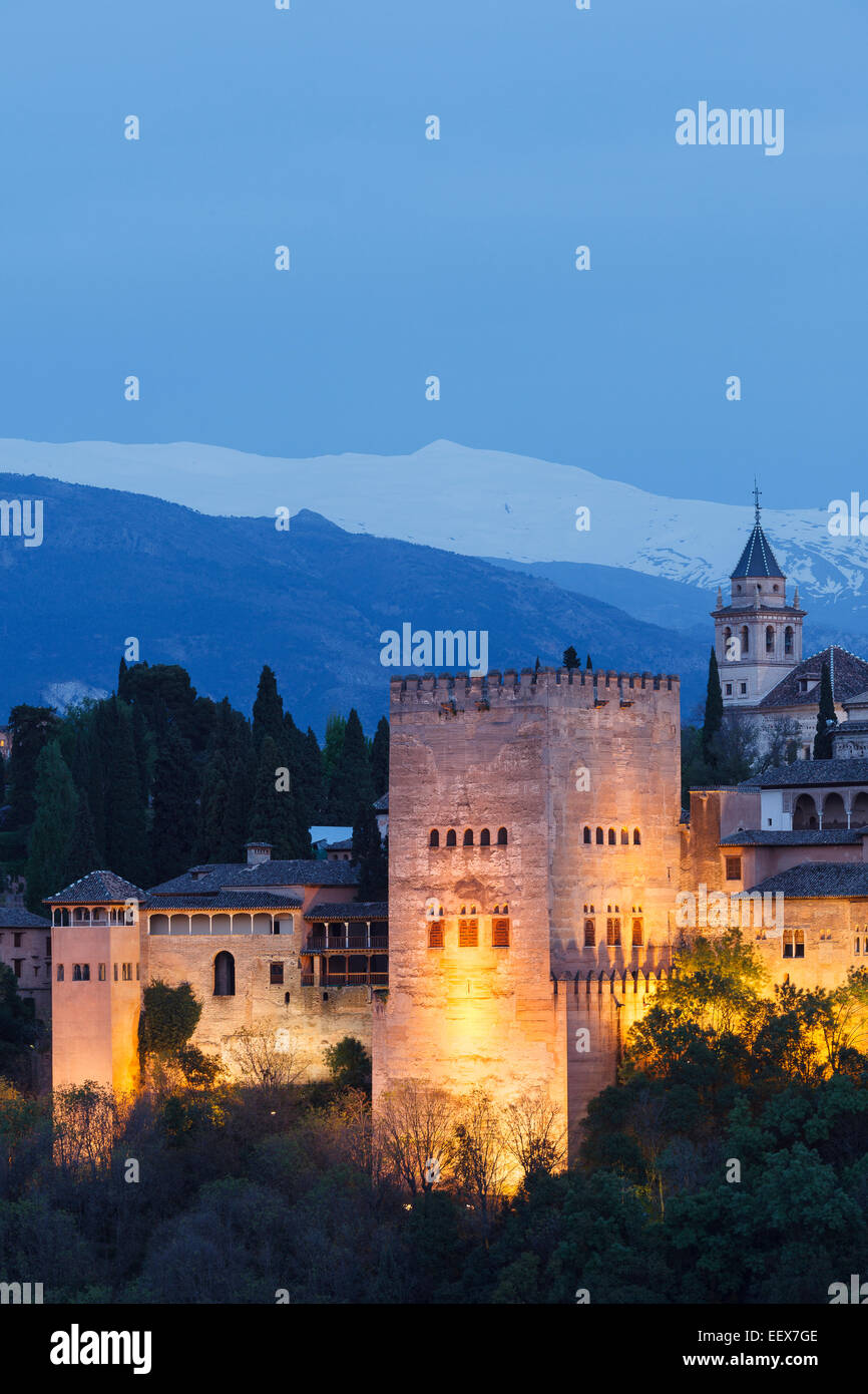 Vue sur l'Alhambra et à la Sierra Nevada. La ville de Grenade. L'Andalousie. Espagne Banque D'Images Vue sur l'Alhambra et à la Sierra Nevada. La ville de Grenade. L'Andalousie. Espagne Banque D'Images