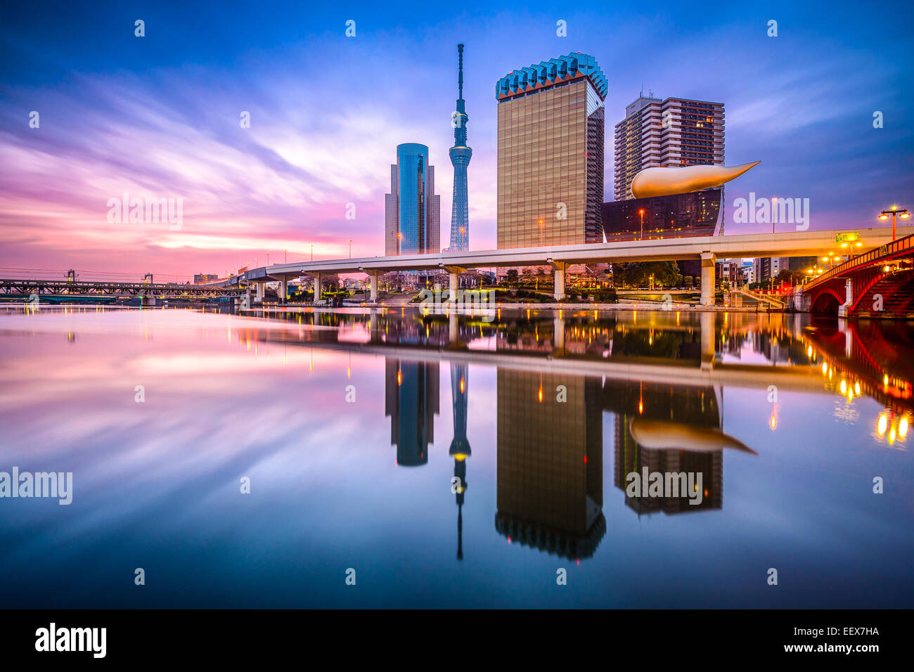 Tokyo, Japon skyline sur la rivière Sumida, à l'aube. Banque D'Images