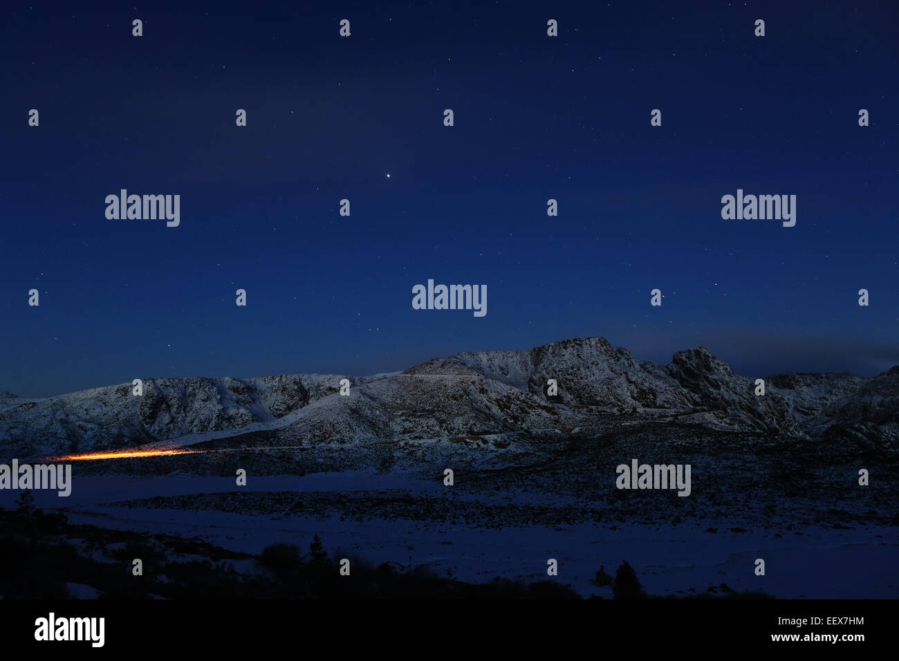 Sentier de la lumière d'une voiture traversant la Serra da Estrela, Portugal, à l'aube. Banque D'Images