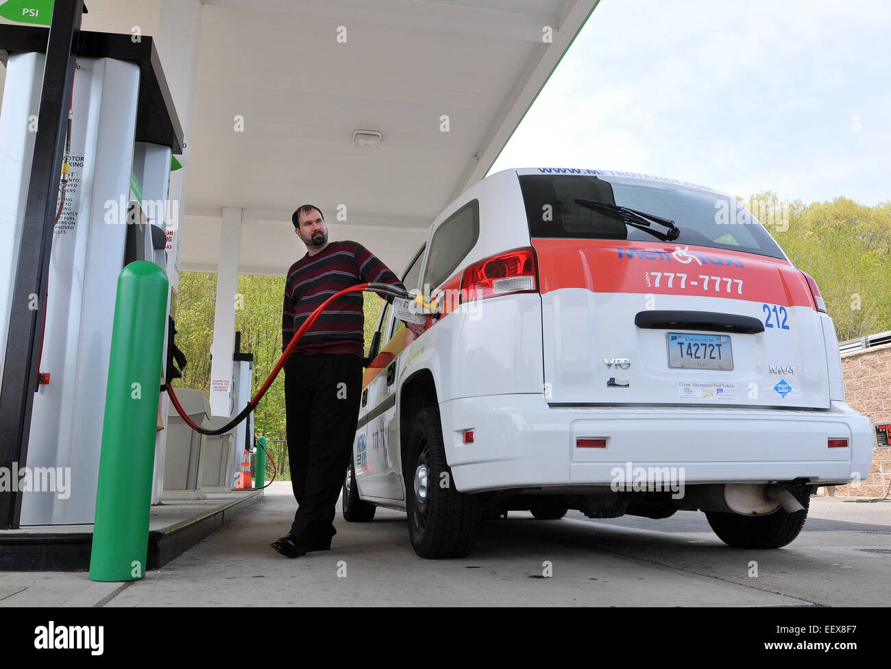 CT USA Richie Cassella, gestionnaire des services de chauffeur de taxi à Metro, remplit l'un des taxis accessibles en fauteuil roulant au gaz naturel dans les stations de remplissage de l'administration centrale de la flotte de West Haven. Taxi métro et autres taxi réglementé les entreprises de partout au pays se sentent la pression d'autres options comme les taxi Uber qui suivent peu ou pas de réglementation. Banque D'Images CT USA Richie Cassella, gestionnaire des services de chauffeur de taxi à Metro, remplit l'un des taxis accessibles en fauteuil roulant au gaz naturel dans les stations de remplissage de l'administration centrale de la flotte de West Haven. Taxi métro et autres taxi réglementé les entreprises de partout au pays se sentent la pression d'autres options comme les taxi Uber qui suivent peu ou pas de réglementation. Banque D'Images