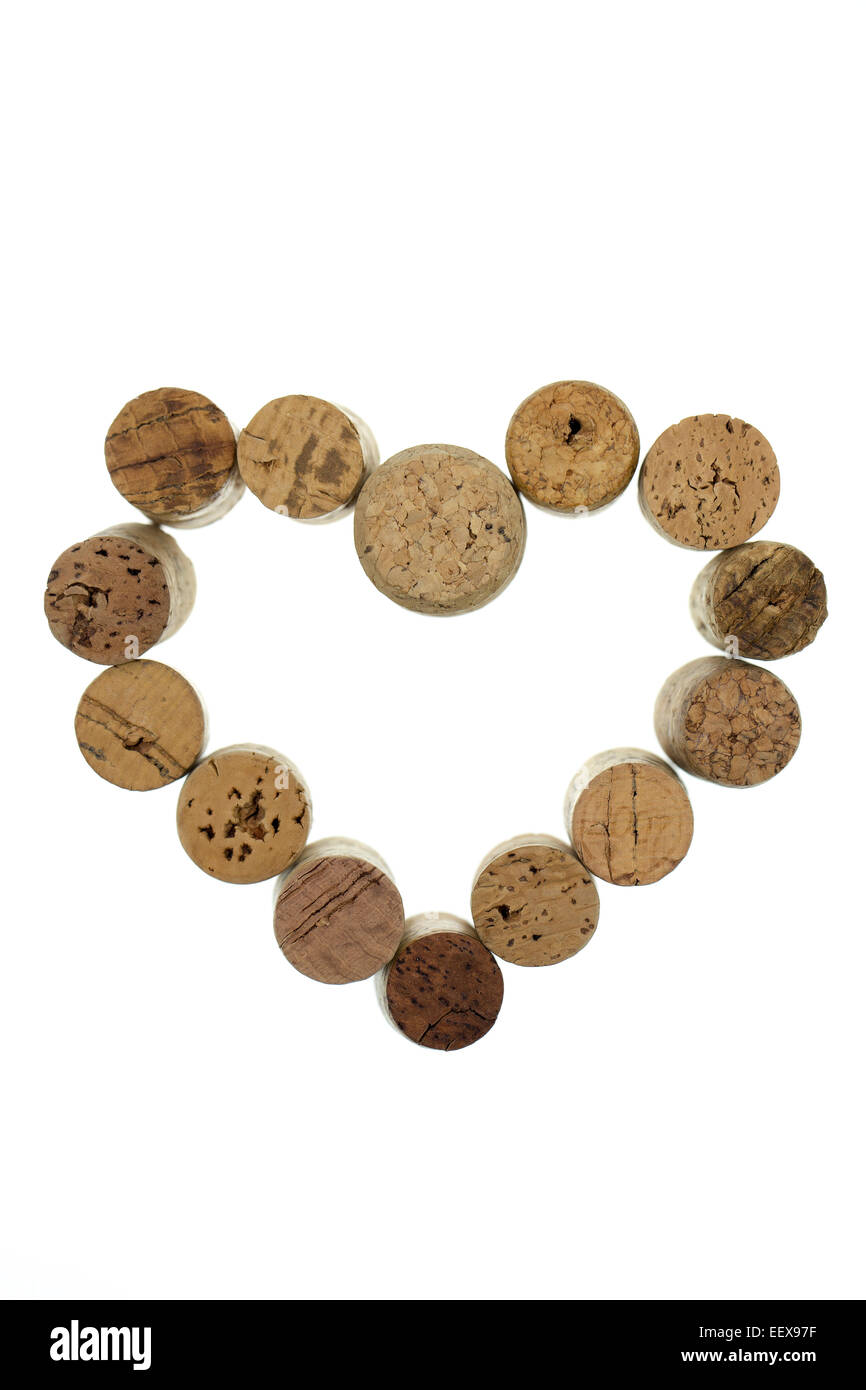 Wine corks forment une image en forme de coeur vertical isolé sur fond blanc Banque D'Images
