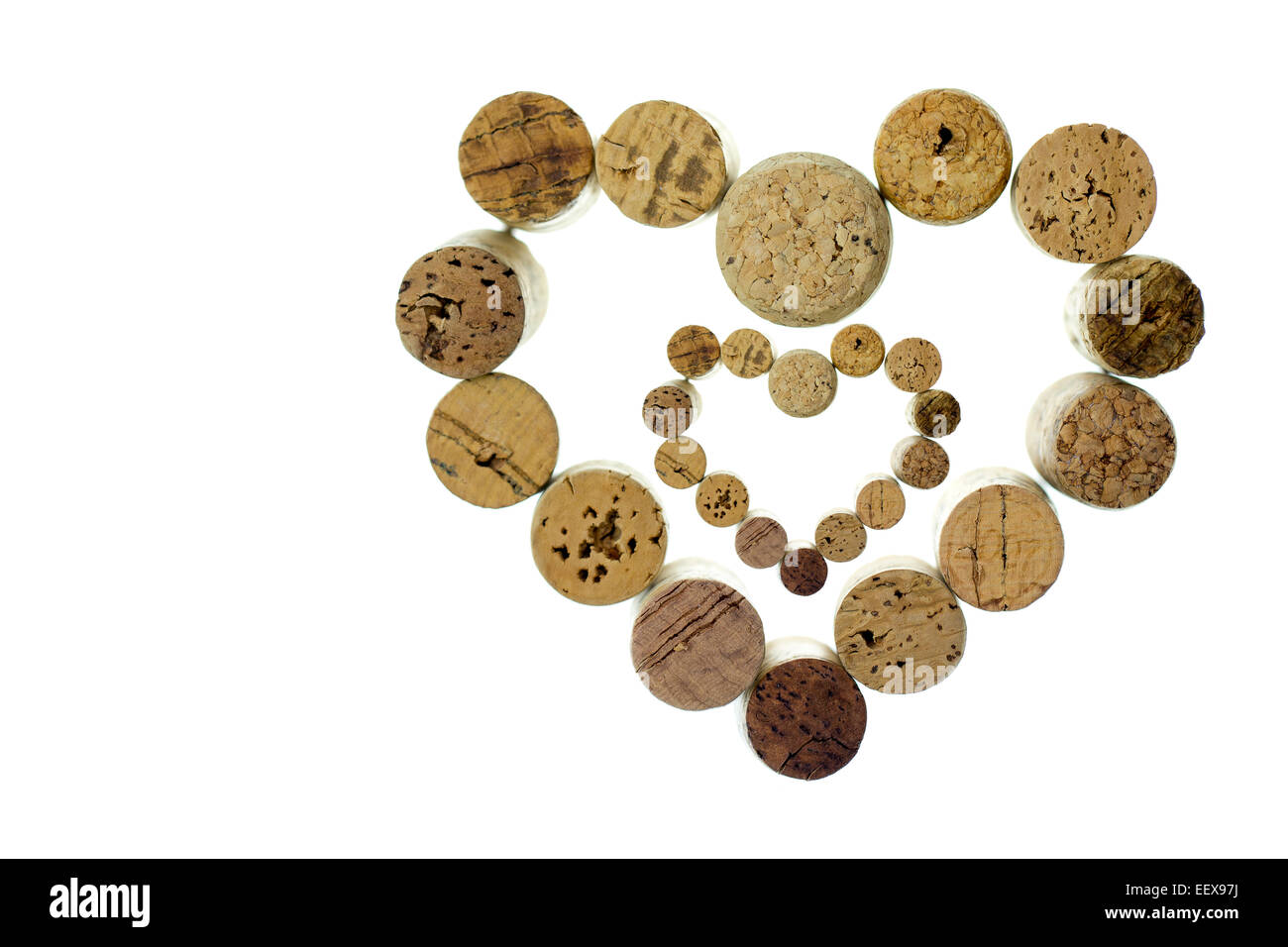 Wine corks forment une image en forme de coeur isolé sur fond blanc Banque D'Images