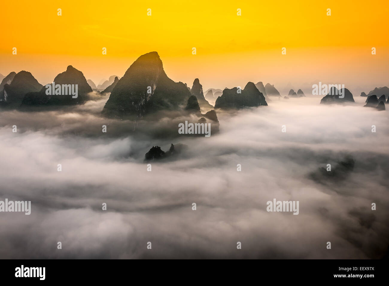 Montagnes karstiques de Xingping, Guilin, Chine. Banque D'Images