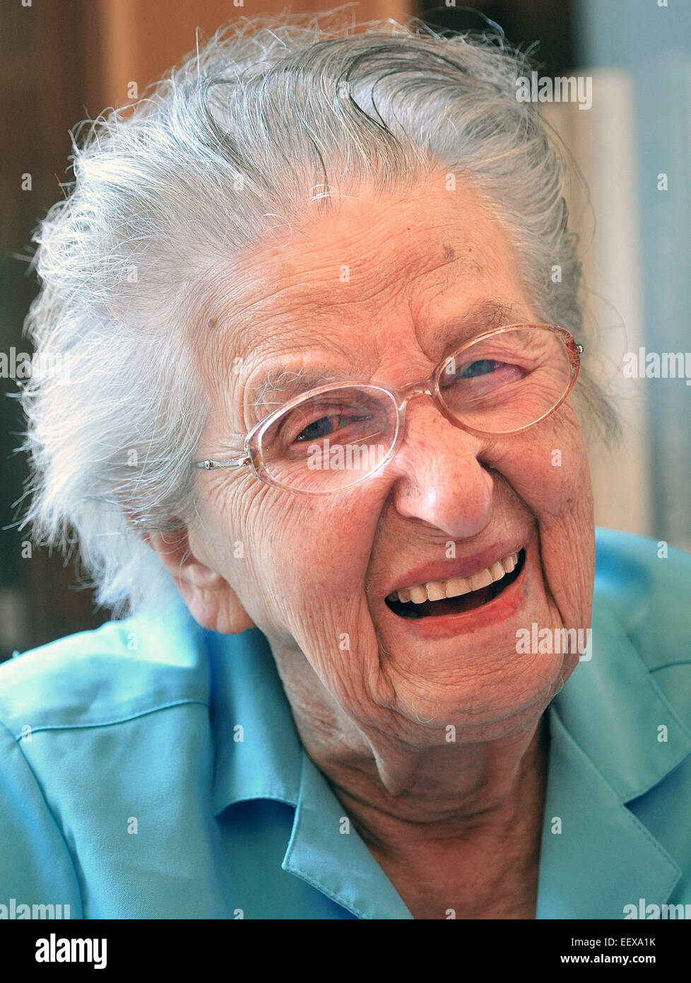 Guilford CT USA Edith Nettleton sourit au cours de son 105e anniversaire à la bibliothèque de Guilford, où elle a encore des bénévoles. Banque D'Images