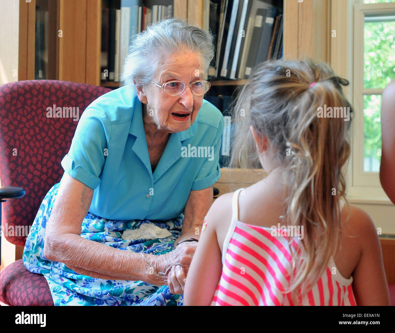 Guilford CT USA Edith Nettleton accueille Ella Flanagan, 4, au cours de son 105e anniversaire à la bibliothèque de Guilford, où elle a encore des bénévoles. Flanagan est de Rowley. Banque D'Images