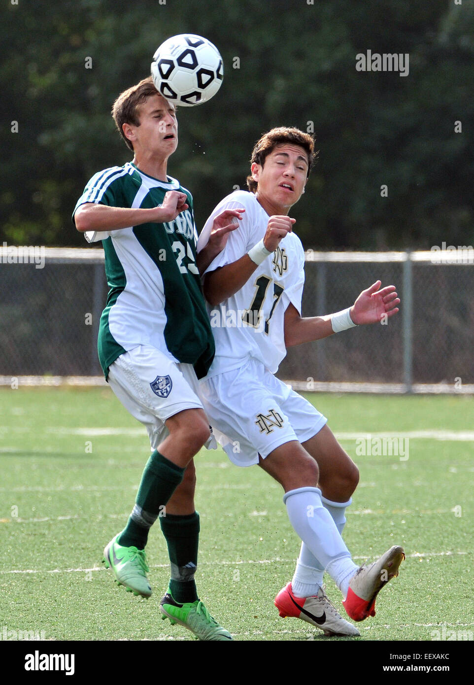 Guilford's Ben Rattet batailles pour un milieu de terrain contre l'en-tête de Notre Dame a Alexander Ossa au cours du premier semestre. Banque D'Images