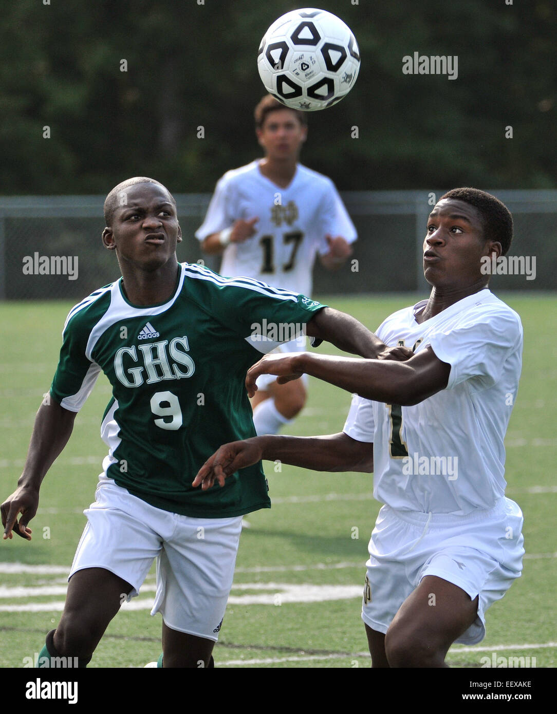 Notre Dame a Connor Williams met la pression sur Guilford's Noah Elmeki au cours du premier semestre. Banque D'Images