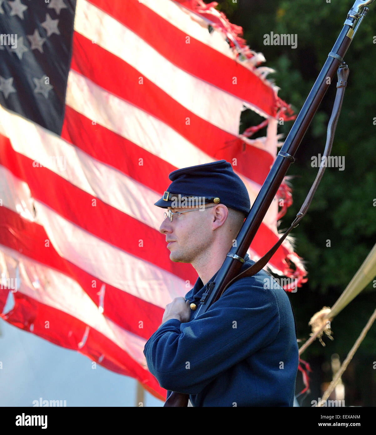 Matthieu Huebner de Simsbury, partie de la 28e compagnie du Massachusetts H, gardes le campement siège au cours de la guerre civile pendant la guerre civile du Connecticut Commission campement Commémoration de la guerre civile au Bauer dans parc Madison. Banque D'Images