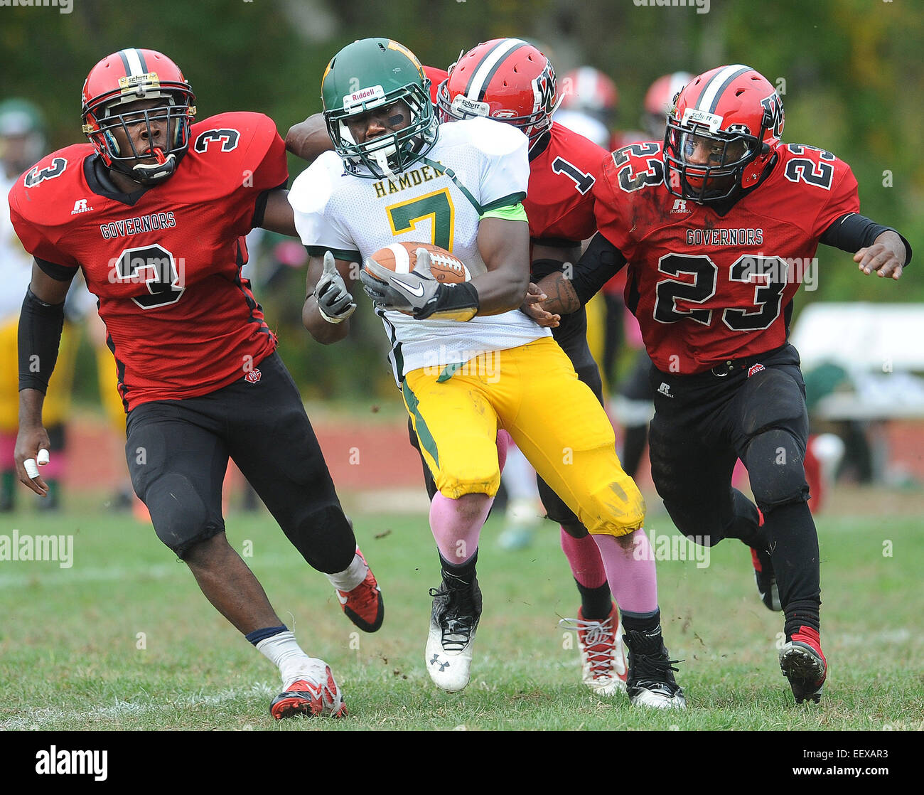 Hamden's Nigil Tappin ressemble pour l'exécution de prix comme Cross' Jaylin Fuller (3), Wali McKelrey (1) et Stevie Swinson donner la chasse au 2e trimestre. Banque D'Images