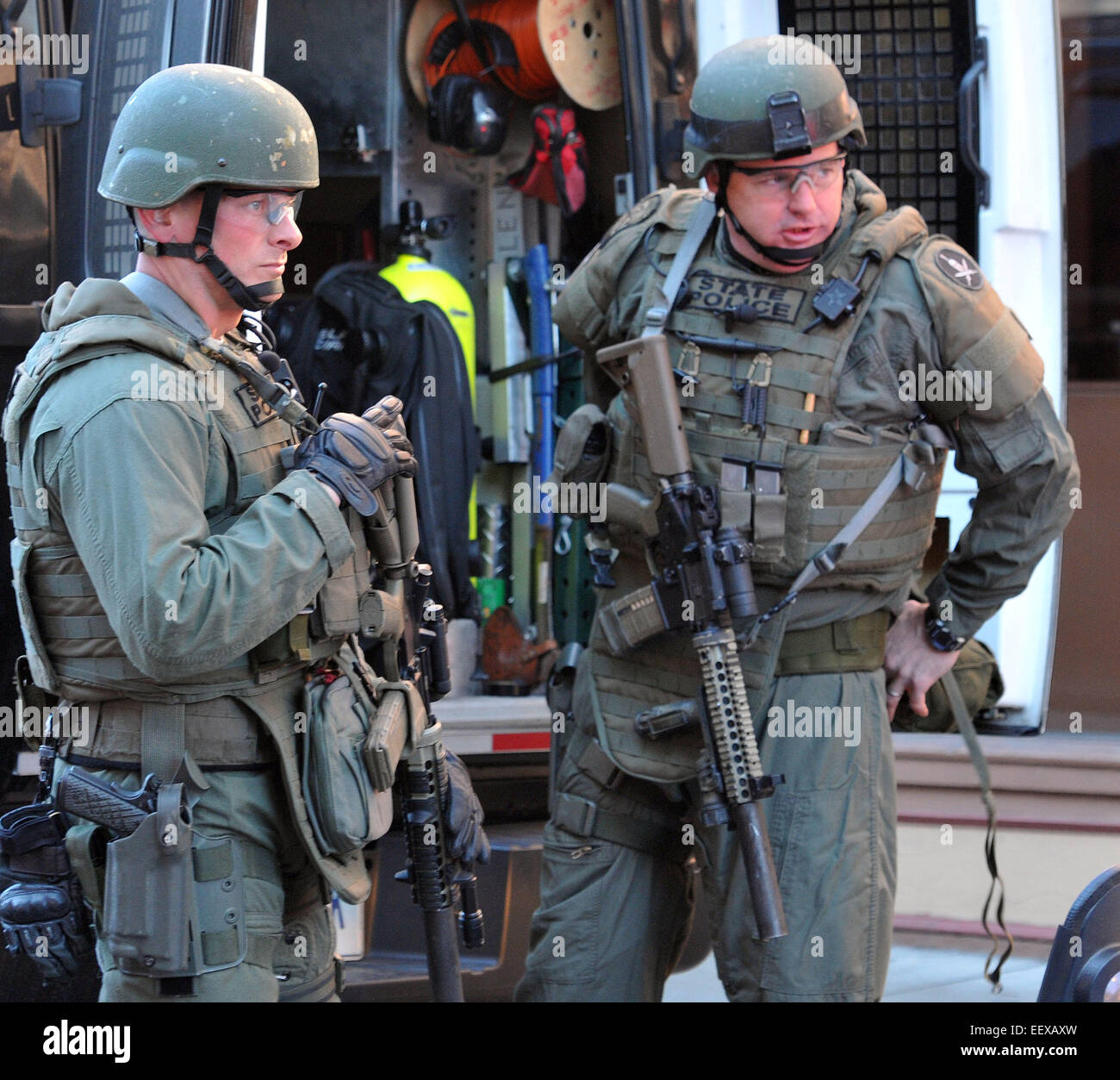 Diverses équipes SWAT étape le long de High Street pendant le Yale lockdown lundi matin. New Haven, CT USA Banque D'Images