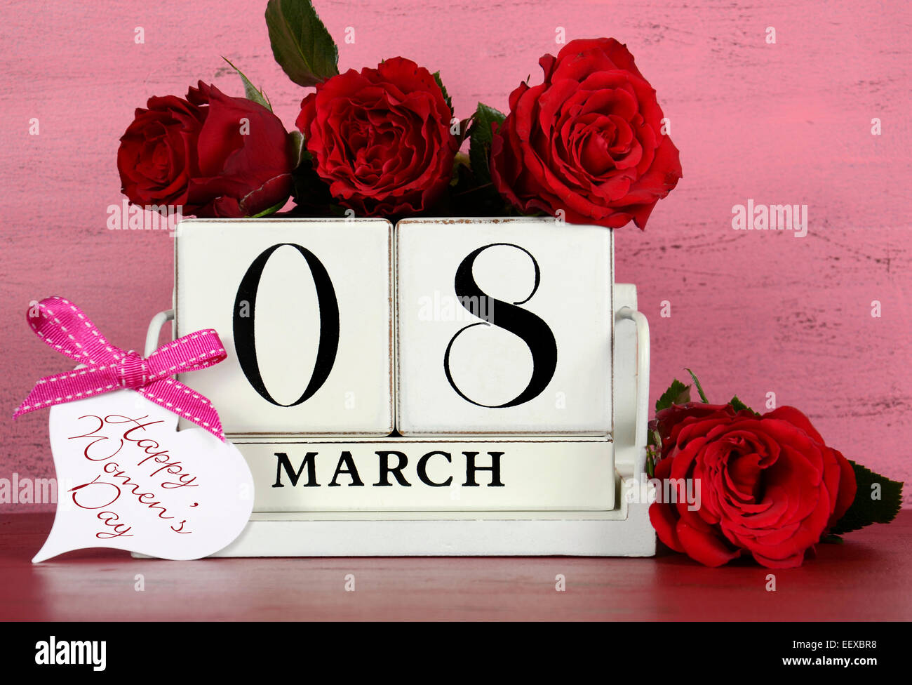 Calendrier en bois blanc vintage pour le 8 mars, Journée internationale des femmes, avec des roses rouges sur shabby chic rose et rouge fond Banque D'Images