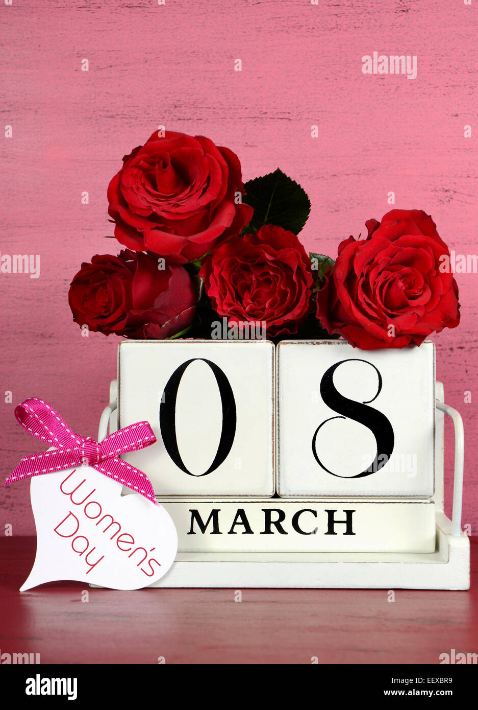 Calendrier en bois blanc vintage pour le 8 mars, Journée internationale des femmes, avec des roses rouges sur shabby chic rose et le fond rouge. Banque D'Images