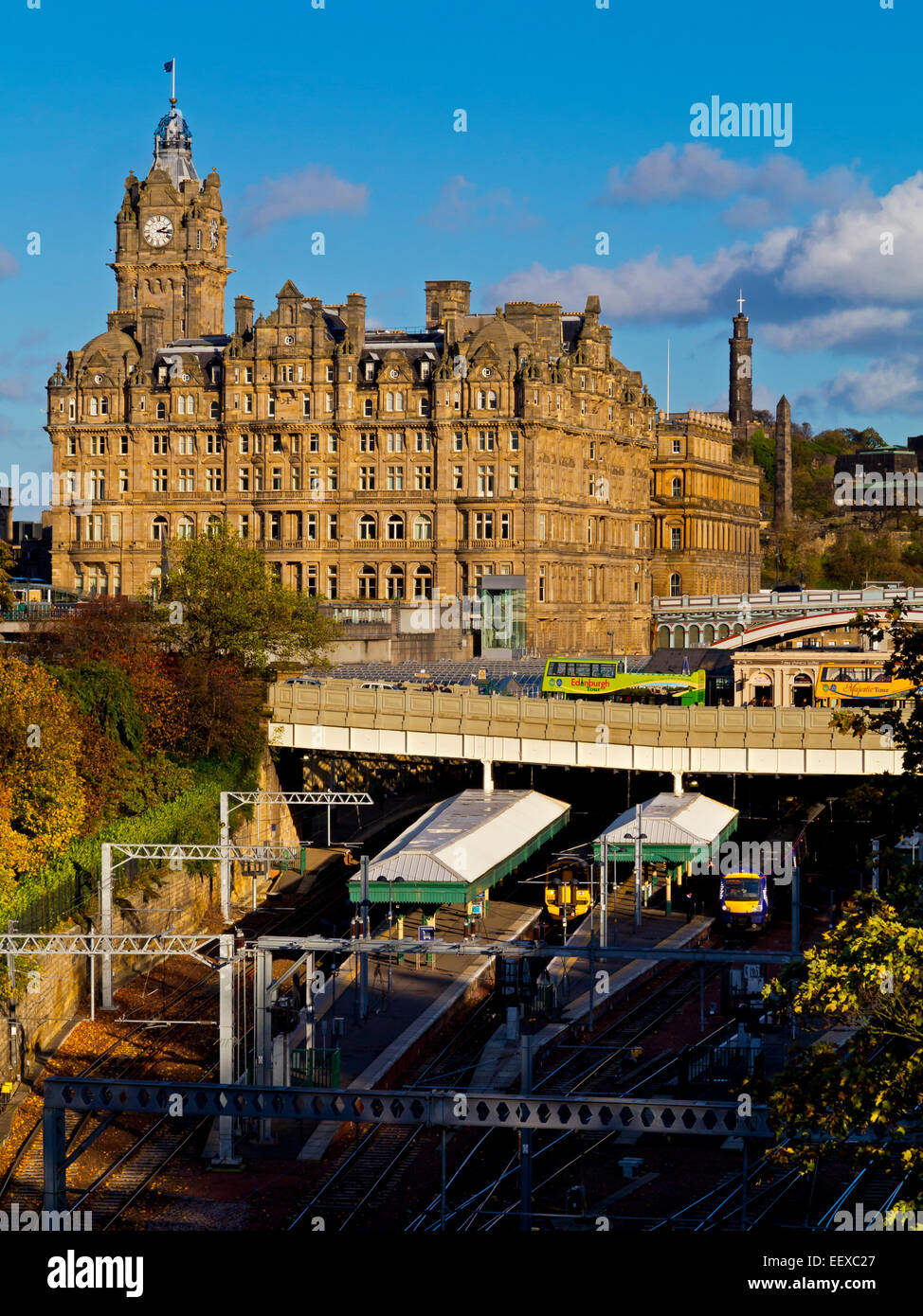 La gare de Waverley et l'hôtel Old Waverley dans Princes Street Edinburgh Scotland UK avec des trains visible sur la voie de chemin de fer ci-dessous Banque D'Images
