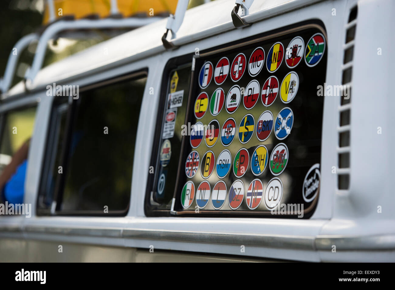 Drapeau du pays billet d'autocollants sur la fenêtre d'un campervan VW. UK Banque D'Images