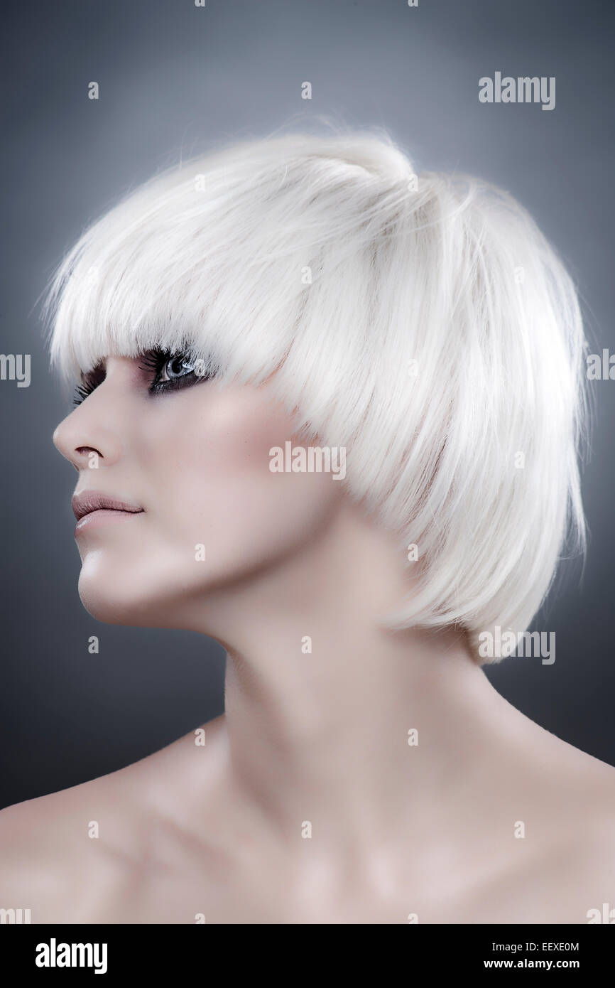 Les Jeunes Femmes De La Mode Des Cheveux Blanc Lisse La Peau