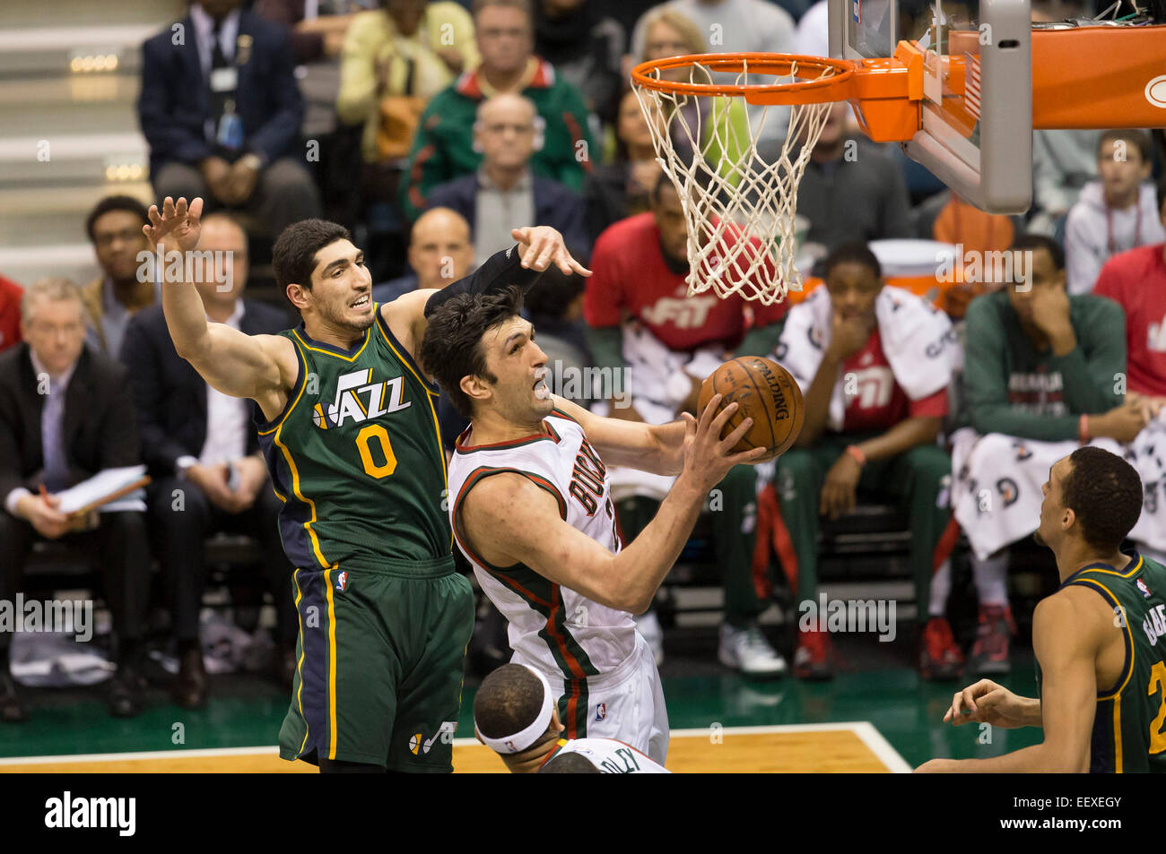 Milwaukee, WI, USA. 22 janvier, 2015. Milwaukee Bucks Zaza Pachulia centre (27) sur une mise en place au cours de la NBA match entre les Utah Jazz et les Milwaukee Bucks à la BMO Harris Bradley Center de Milwaukee, WI. L'Utah a battu Milwaukee 101-99. John Fisher/CSM/Alamy Live News Banque D'Images