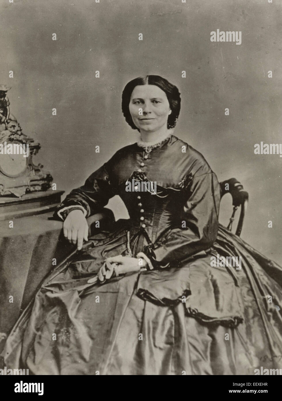 Clara Barton, portrait de trois-quarts, assis, de face, 1860 Banque D'Images