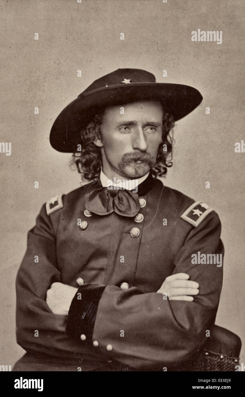 Le Major-général George Armstrong Custer du 2e régiment de cavalerie de l'armée régulière, 5e régiment de cavalerie de l'armée régulière, Aide de camp d'infanterie, Régiment de volontaires américains et de l'état-major général des volontaires américains Infantry Regiment, en uniforme, 1865 Banque D'Images