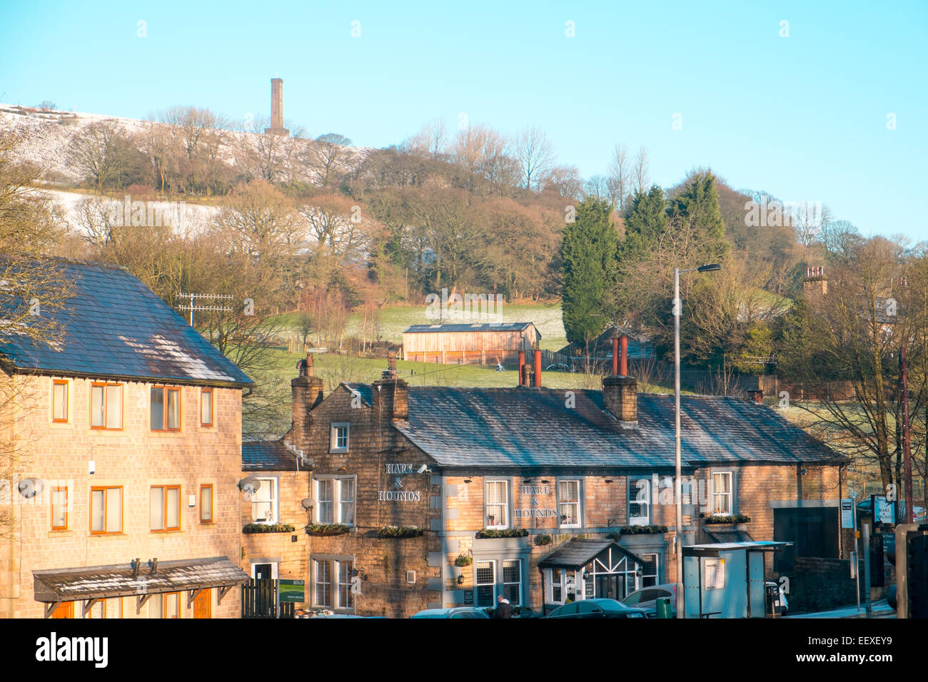 Holcombe brook un village de Lancashire avec tour sur Peel holcombe Hill dans l'arrière-plan, rendre hommage à l'ancien Premier Ministre Banque D'Images