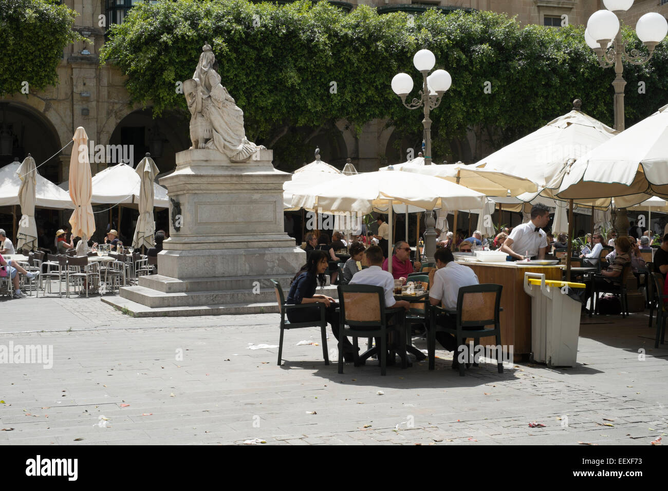 Cafés et restaurants à Queen's Square à La Valette, Malte Banque D'Images