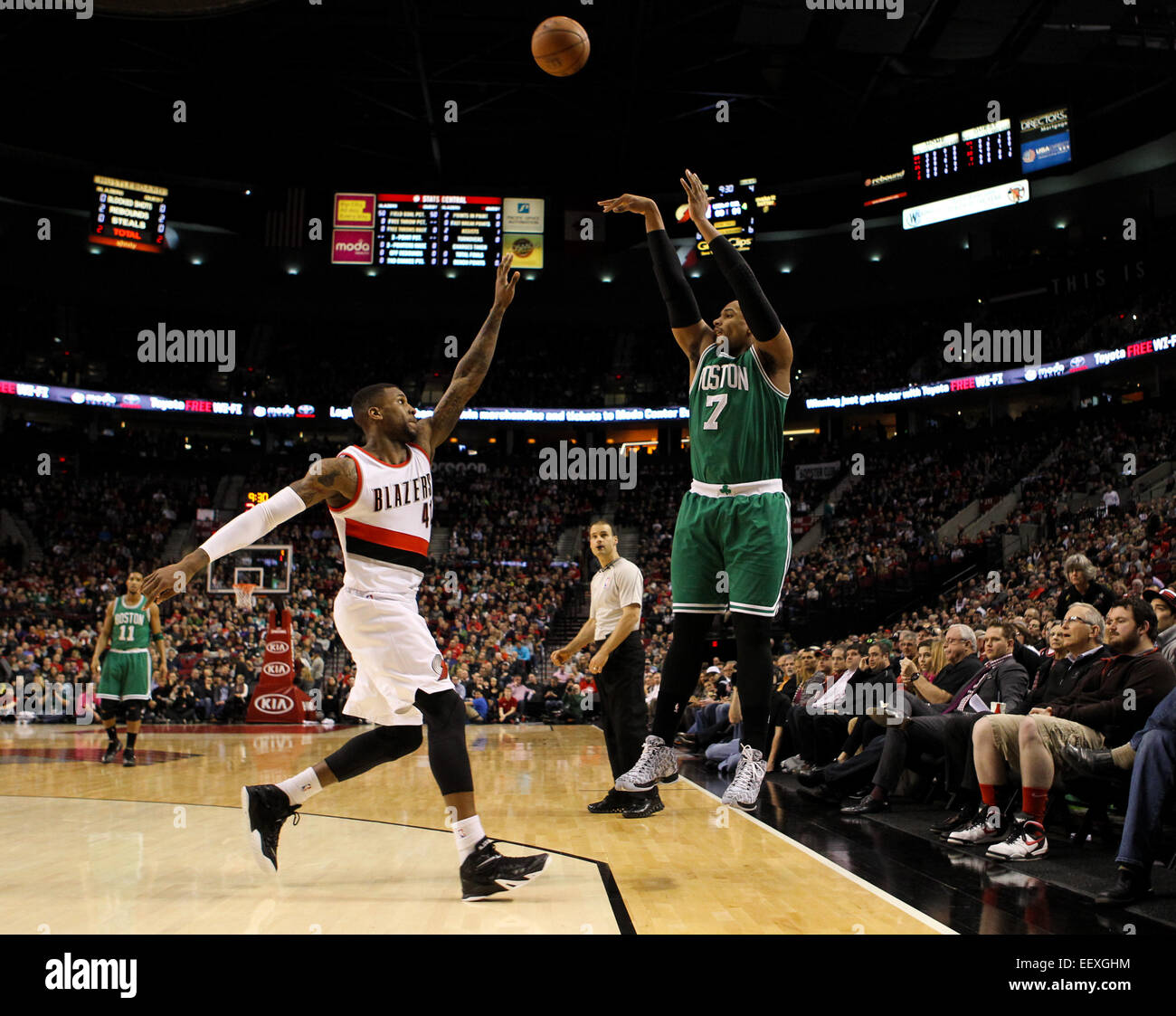 Portland, Oregon. 22 janvier, 2015. JARED SULLINGER (7) tire une à trois points. Les Portland Trail Blazers jouer aux Celtics de Boston à la moda Center le 3 janvier 2015. Crédit : David Blair/ZUMA/Alamy Fil Live News Banque D'Images