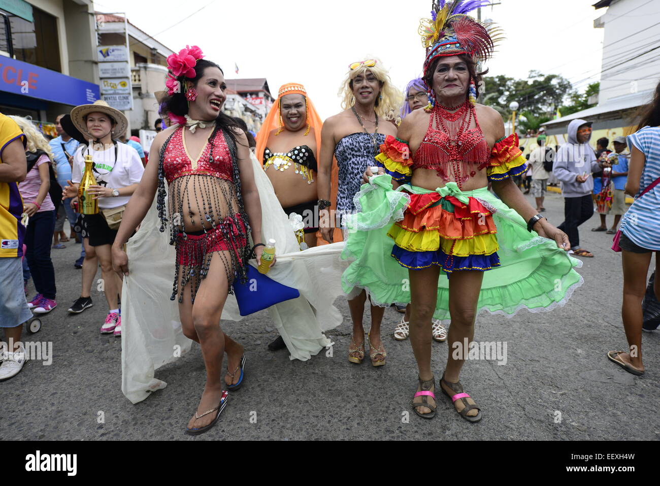 Drag Queens à l'Atihan Ati, festival de Kalibo, Philippines. Banque D'Images