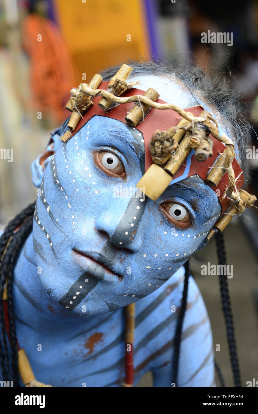 Les artistes interprètes ou exécutants portant des costumes dynamique au cours de l'Atihan Ati festival. Banque D'Images