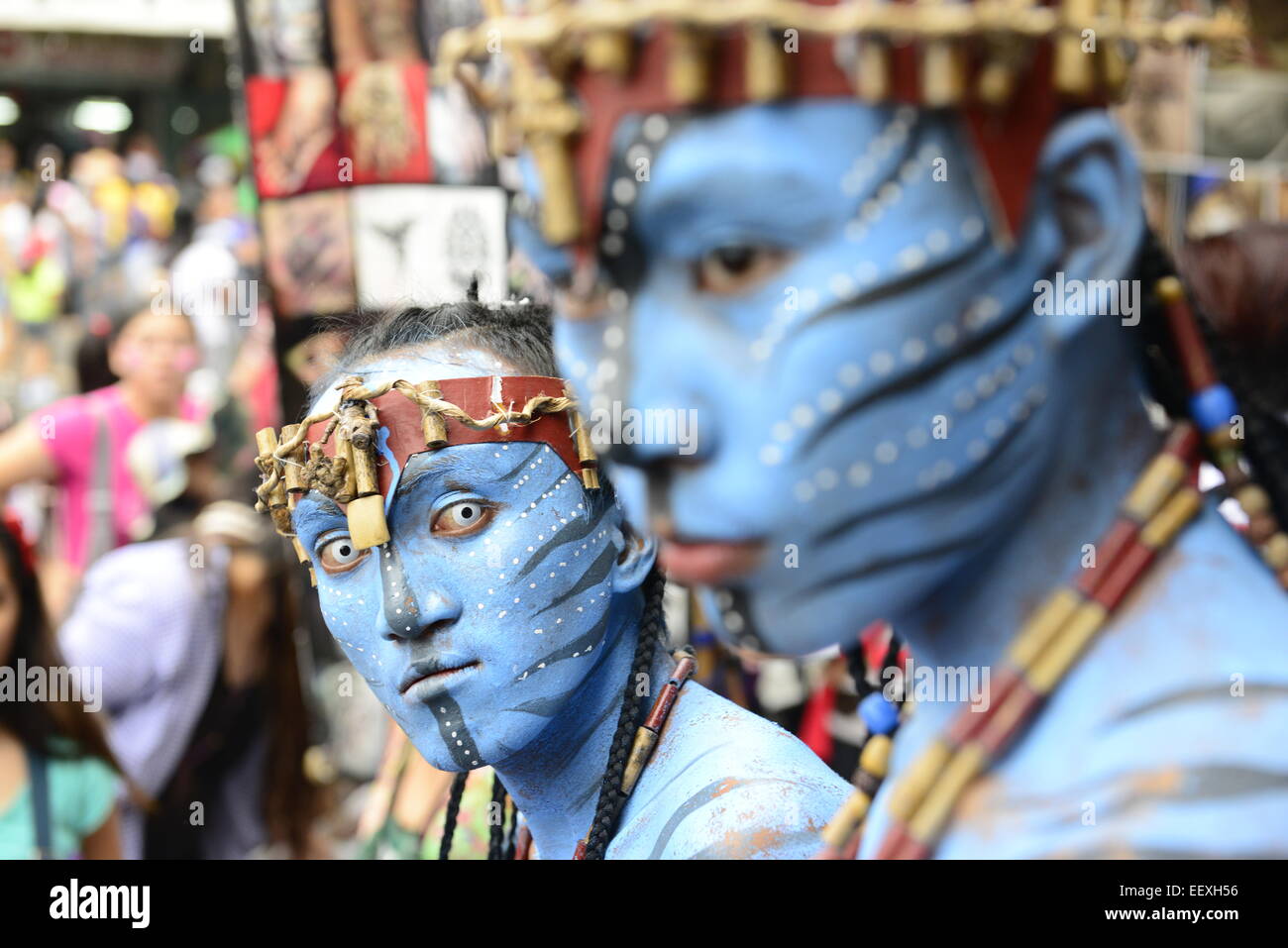 Les artistes interprètes ou exécutants portant des costumes dynamique au cours de l'Atihan Ati festival. Banque D'Images