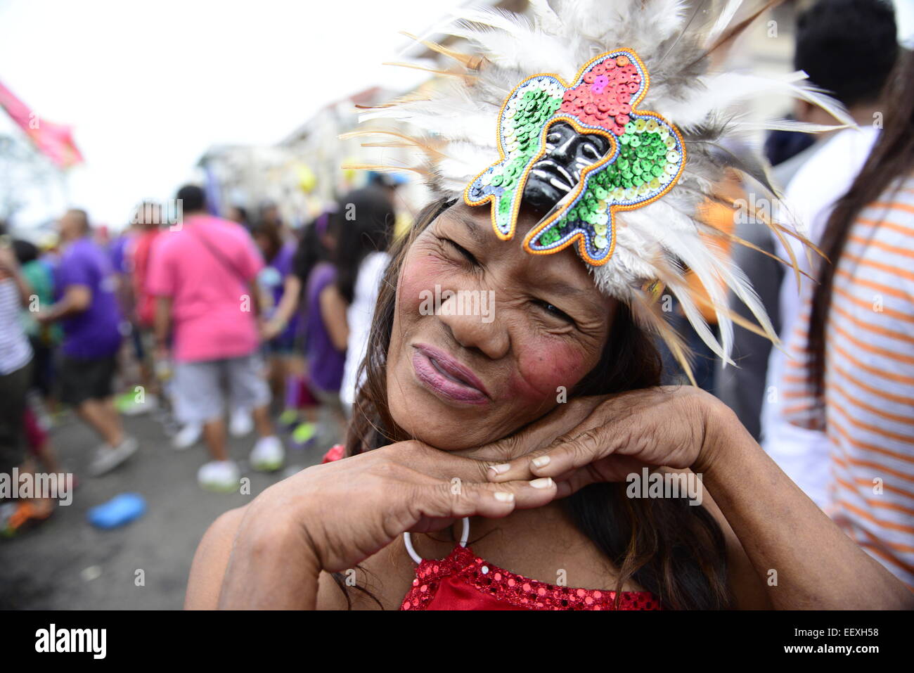 Un artiste interprète ou exécutant qui pose pour une photo à la carte ati Atihan festival. Banque D'Images