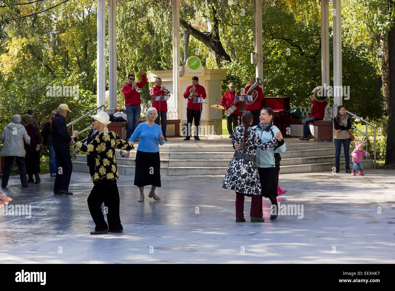 Moscou, Russie - 20 septembre 2014 : les personnes âgées de la danse au parc de la ville. Brass band joue. Automne solaire samedi matin. Banque D'Images